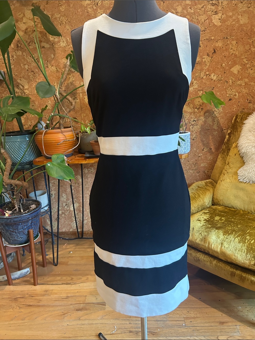White House Black Market Black and White Colorblock Sleeveless Mini Dress ✨EUC